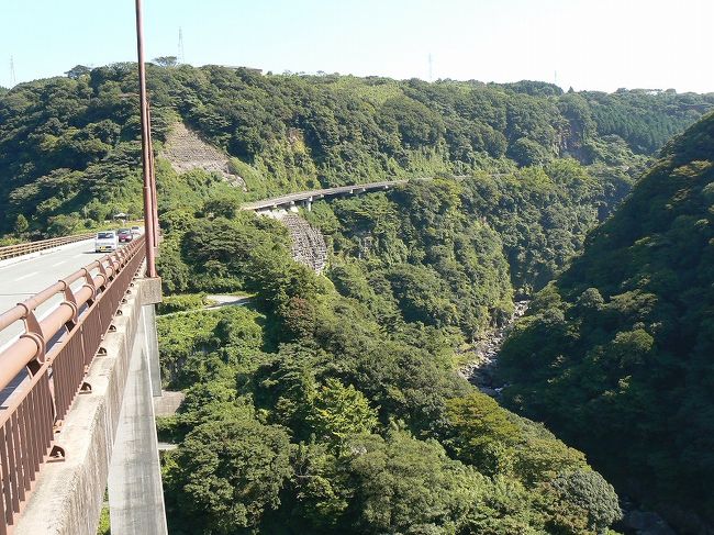 白川の上流方面<br /><br />橋から身を乗り出して撮っています。<br />ウソです。ちょっとだけ出っ張った部分があるんです。(^^ゞ<br />