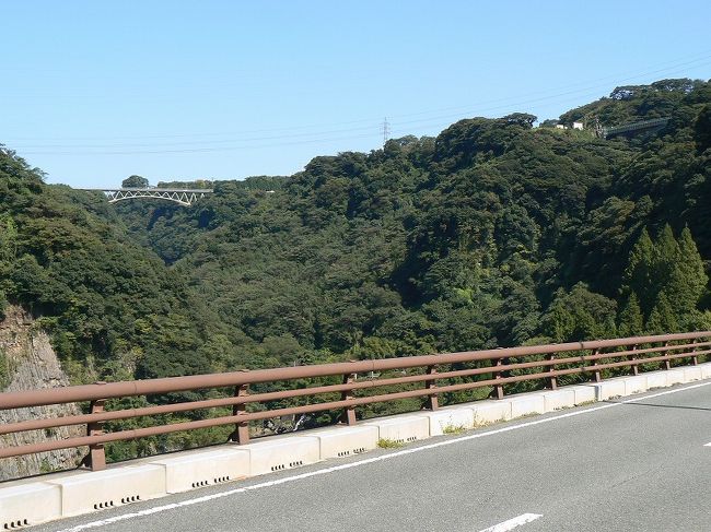 もともと行くつもりだった阿蘇大橋は左手の上の方にありました。(^^ゞ<br /><br />橋の上で写真を撮っていたらパトカーが近づいてきて「危ないから気をつけて下さいね」とご忠告を頂きました。ガードレールが低いので落ちないようにということもありますが、橋のこちら側には歩道が無いので車に気をつけて、ということのようでした。ちょっぴりドキッ！<br />