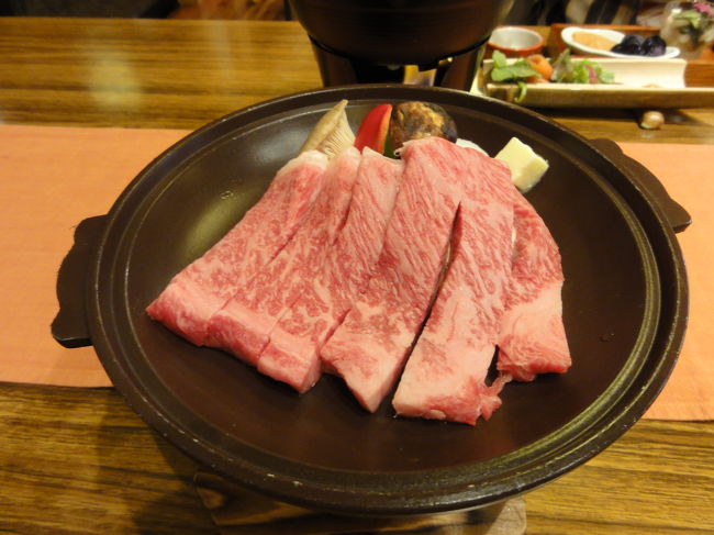 では、お料理のご紹介から、和牛の陶板焼き。<br /><br />これが美味しかったです、お箸で切り分け出来る柔らかさ、口の中で溶ける食感これだけで大満足。