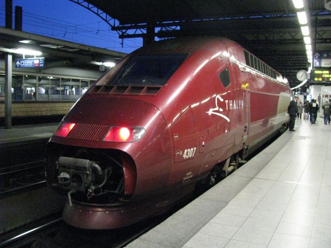 しかしホームには写真のようなあの独特の色をしたタリスの車両が見当たらないので近くにいた駅員に聞くと止まっているＴＧＶの車両が該当列車なので乗車するよう言われた。<br />