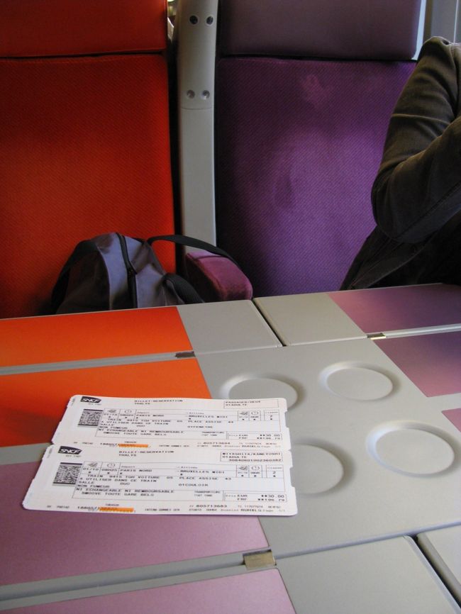 予約した車両の指定座席に行くとフランス人夫婦が座っていたので代わるよう言うと今日はタリスの車両を使っていないので自由席になっているので好きな座席に座ればいいと説明された。タリスの車両とＴＧＶの車両では座席数が異なりこうゆうケースは時々あるとのことであった。<br />おかげで空いていた４人がけのボックス席を２人で占有しました。<br />我々が座ったＴＧＶのボックス席は２座席毎に赤と淡い紫色に分けられまた座席を挟んだ固定テーブルの折りたたみ部分も同じ色の配色になっていました<br />