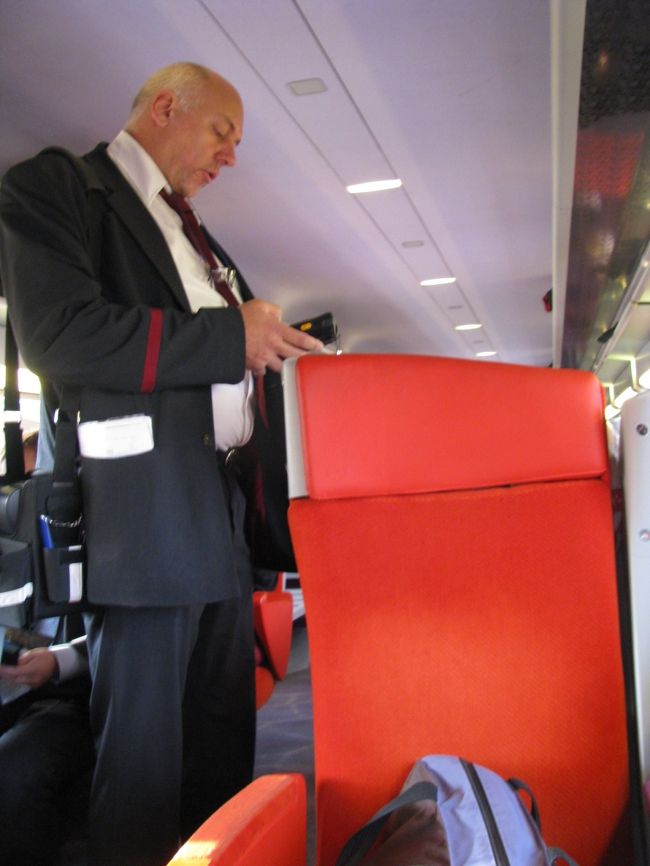 定刻に発車してしばらくして検札が来ましたが切符にパンチをして返してくれた。駅の黄色い刻印機で刻印しなかったが問題なし。　　　　<br />ブリュッセルで降りる人のほとんどが２次元バーコードの付いたチケットレスのＡ４版のメールのコピーを車掌に渡し車掌は携帯型のバーコードリーダでサーｯと読ませて検札を終えていました。便利になったものです。<br />