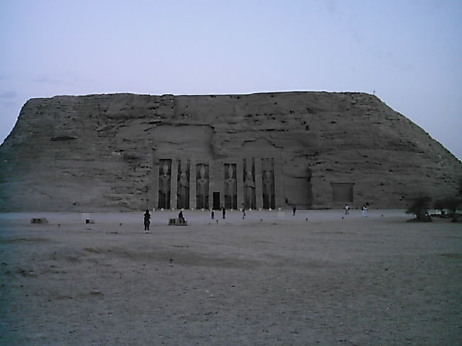 ホテルを出発した朝５時の気温は３１度でした。<br />アブシンベルには蠅が多かった・・・<br /><br />日の出前のアブシンベル神殿