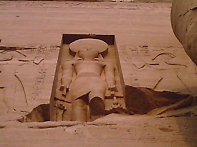 大神殿入口頭上に太陽神のレリーフ。