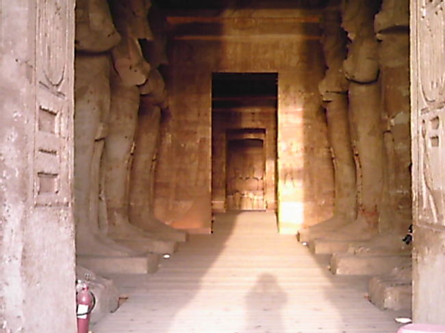 正面に4体の座像。毎年2月22日と10月22日に太陽の光がまっすぐ差し込む。<br />今回は6日ほどずれていたが、ちょうど座像に光が当たっていました。<br />神殿の中は撮影禁止なので、入口から撮影。<br />中の立像、座像、レリーフも素晴らしかったです。