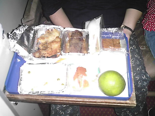 アスワンからギザへ向かう寝台列車の夕食<br />牛肉、チキン、パン、ヨーグルト、柑橘系果実、ジャム、バター<br />紅茶、コーヒーは各5ポンド（1ドル）