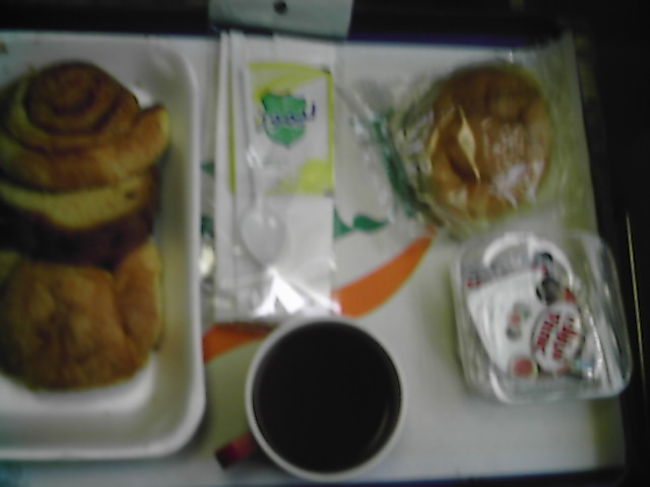 アスワンからギザへの寝台列車の朝食。<br />パン、デニッシュ、クロワッサン、パウンドケーキ、チーズ、ジャム、バターそして紅茶かコーヒー。<br />朝食を下げにきたときにチップ1ドルまたは5ポンドを渡します。