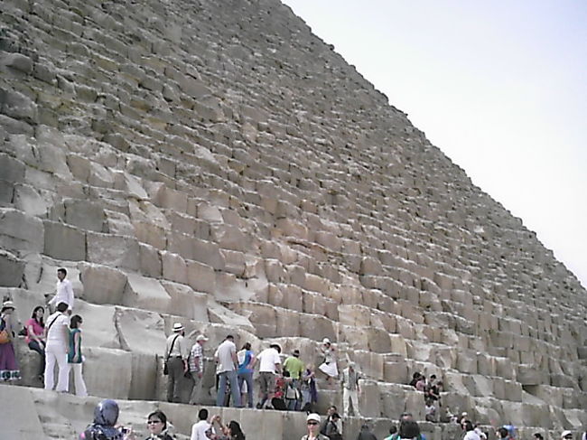 クフ王のピラミッド<br /><br />中は撮影禁止です。<br />暗いので小さくてもいいのでライトがあるといいと思います。<br />また中はとても蒸し暑いです。