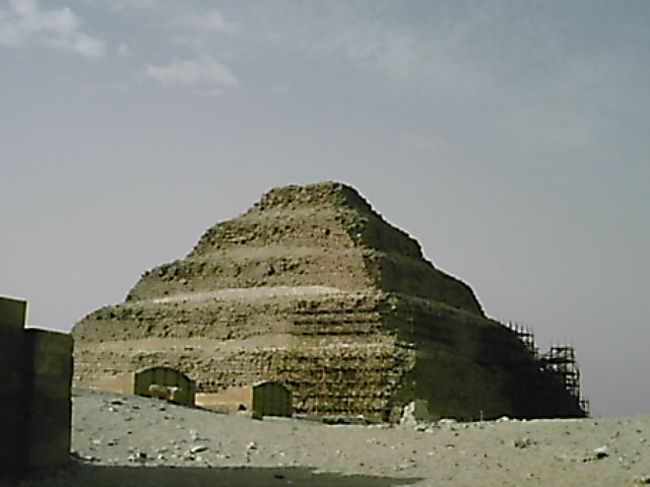 階段ピラミッドは修復中でした。