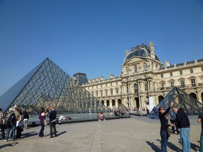 まずは、ルーブル美術館。<br /><br />日曜だったからか人が多く、<br />有名な絵画や彫刻の前には<br />人だかりが出来ていました。<br /><br />入場前に4日間のミュージアムパス（48ユーロ）<br />を購入しましたが、これが予想もしない事態により<br />高くつくことになってしまいました。。。。