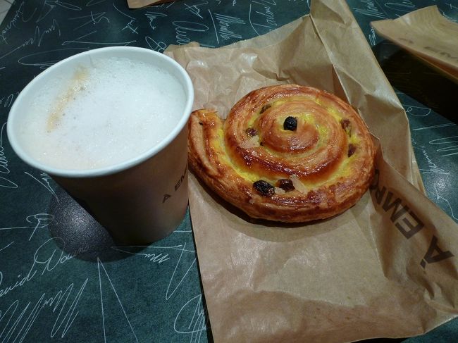 私が中国、妹が香港に在住の為、<br />母を香港まで呼び香港からパリ<br />（シャルル・ド・ゴール空港）へ。<br /><br />朝6時半頃着。外は日の出前で真っ暗。<br /><br />ホテルに荷物を預けてから、モンパルナス駅へ。<br /><br />2日目のモン・サン・ミッシェル行きの<br />TGV（新幹線？）のチケット購入。<br />バスチケットも一緒に買えました。<br />71.9ユーロ/人（バス代含む片道料金）<br /><br />まずは駅のcafeで腹ごしらえしました。