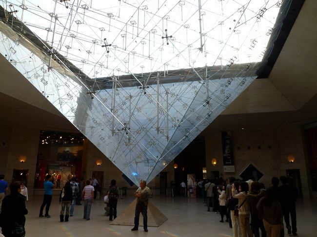 ガラスのピラミッドの地下側。<br /><br />おじさん邪魔〜〜