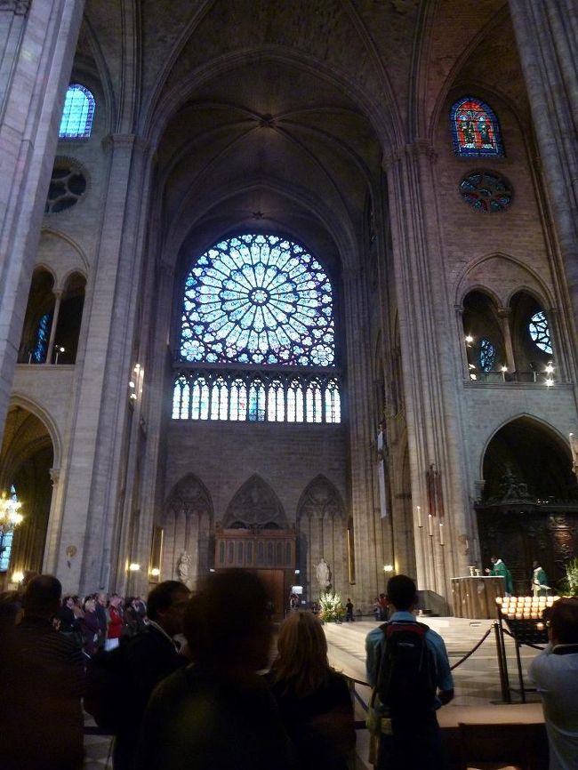 日曜日の昼頃でミサが行われていました。<br /><br />建物の真ん中の椅子が置いてあるところには<br />ミサの列席者が、それを囲むように観光客が<br />観光できるようになっています。