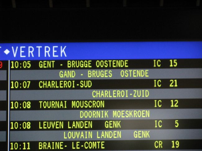 コンコースに降りブルージュ方面行きの列車の発車時刻表を見ると１０：０５発のＯＳＴＥＮＤＯ行きインターシティーが５番線と表示されていました。<br />