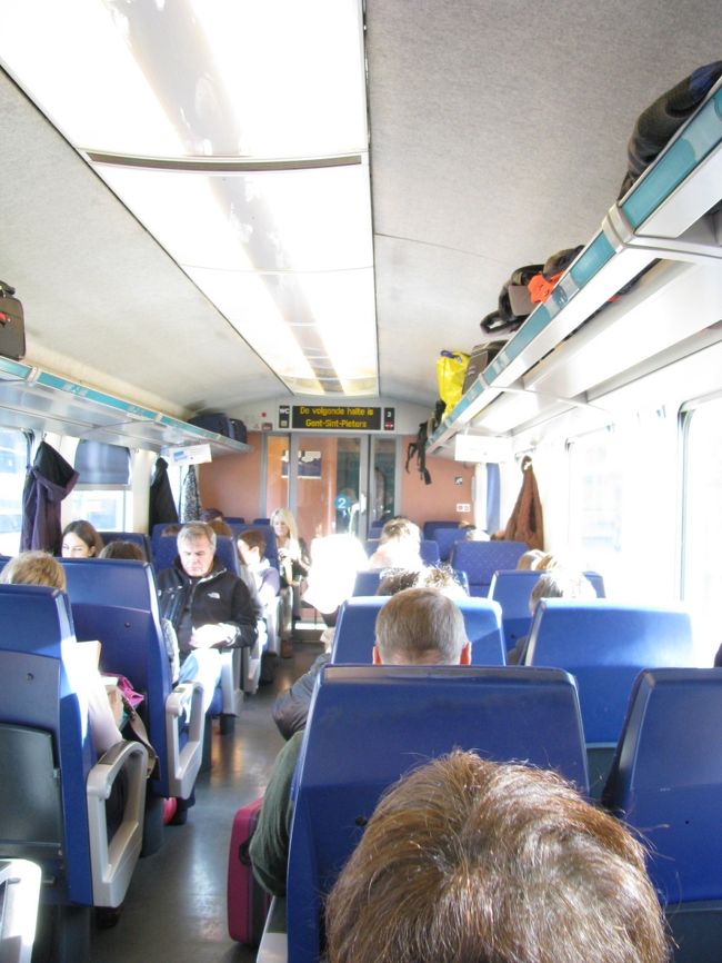 少し冷たい風の吹くプラットホームで待っていると５分ほど遅れて入線した列車に乗り込み車内に入ると座席はほぼ満員でしたが離れたところに空席を見つけ座ることが出来ました。発車してから２０分ぐらいして検札が来ましたが切符にパンチを入れて終わりでした