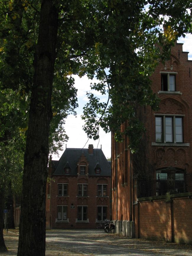 旧市街に入る道を真っ直ぐ進み最初の道を右に曲って進むと愛の湖に出ます。その手前に赤いレンガ造りの病院がありました