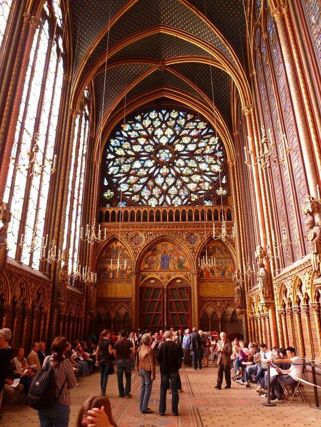 次は同じくシテ島のサント・シャペル教会。<br /><br />ミュージアムパス利用可です。<br /><br />今工事中だからか分かりませんが、<br />一部屋だけ見学可でした。