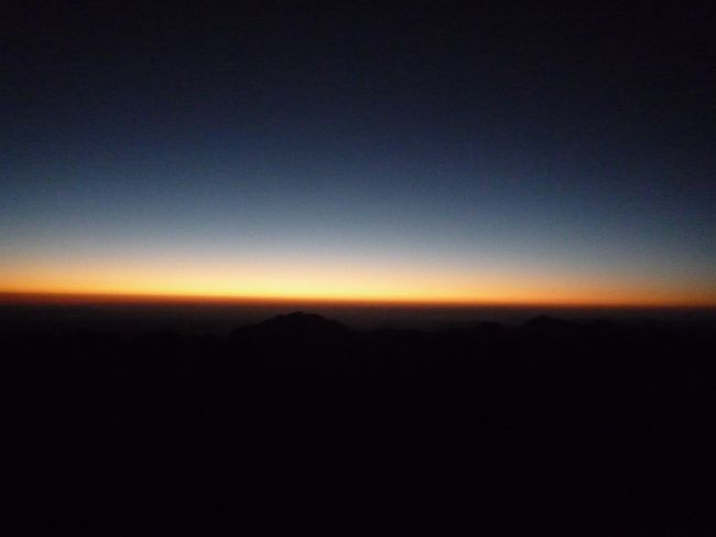 真っ暗ですし、ラクダに揺られているので、怖くてカメラが出せずに、写真が一枚もありません。<br /><br />ラクダに揺られること1時間、ようやっと8合目みたいなところに到着。ツアーのみんなも旦那も到着していました。<br /><br />そして、熱いお茶で一服してから、いよいよ徒歩で登頂です。<br /><br />ラクダに乗ってきているので、汗もかかず結構寒かったです。私は半そでTシャツにフリースをきました。<br /><br />でも、山頂に行くまでには暑くていったん脱いだりしてましたが、朝日を見るまでにじっとしているので汗が乾いて寒くなり、フリースを着るという状況です。ちょっと厚手のジャンバーくらいでも大丈夫だと思います。<br /><br />