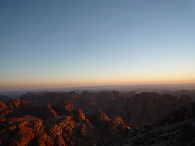 1時間くらい待ちましたか・・・後から来ると場所とりが大変だったみたいです。私たちはかなり早かったようで。ツアーのみんなで一番いいところをとりました。<br /><br />朝焼けに生えるシナイ山の風景です。ほんとに言葉がないですね。