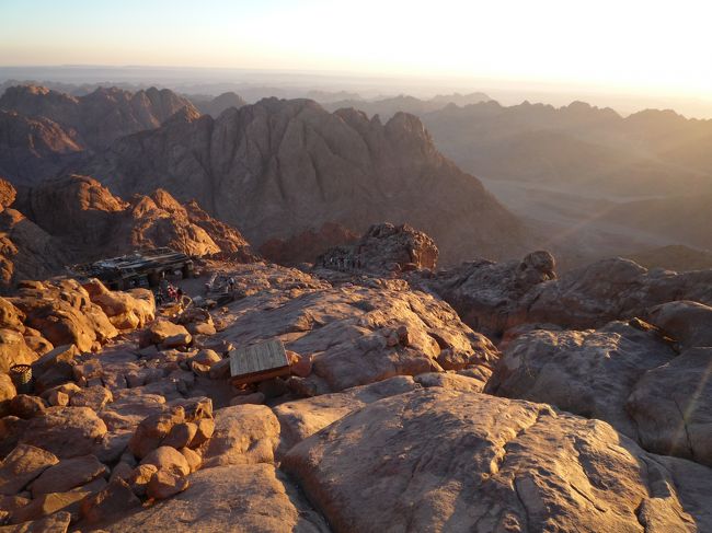 日の出を堪能したら下山です。まずは一服休憩したところまで、それぞれに戻ります。<br />行きは暗かったのでわかりませんでしたが、結構足元が危ない道ですよ。下りのほうが危険かも？