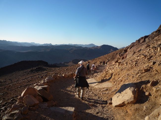 一服休憩所でみんな集まってから、またそれぞれに下山出発です。ここで疲れた方用にラクダが準備されています。帰りは親方いないのでUS$15です。<br /><br />我が旦那は「もう　無理！！！」<br /><br />ってことで、ラクダにて下山。私は写真とビデオをとりながら、歩いて下山しました。