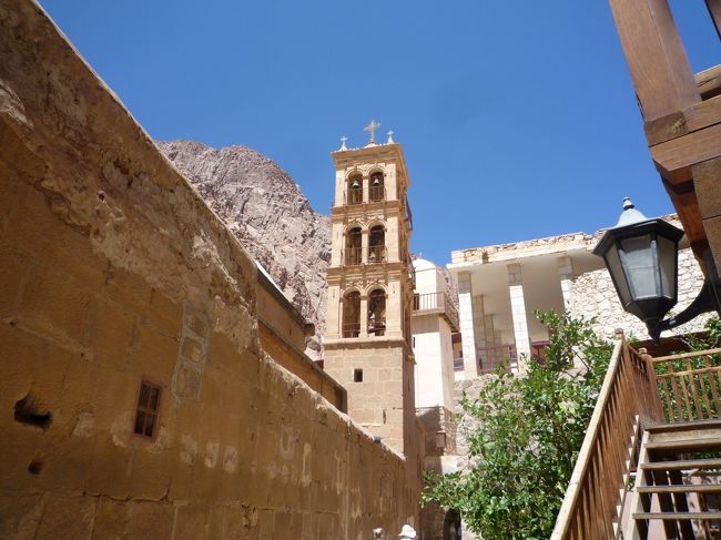 シナイ山観光も終わって、バスにてホテルへ。朝食、シャワー、荷造りを終えて、再びバスで、セントカタリーナ修道院へ。<br /><br />世界最古の修道院だそうです。もうこの時間ですと猛暑です。さっきまでフリースきてたのに・・・<br /><br />さあ！これでシナイ山は終了。いよいよ最後のカイロに向けて出発です。