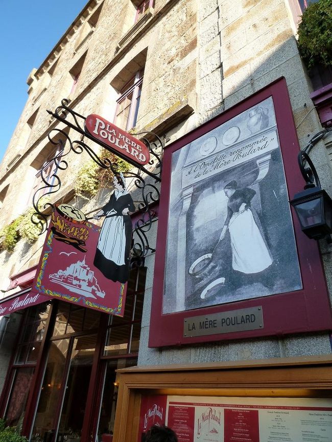 入ってすぐ名物オムレツ屋さん。