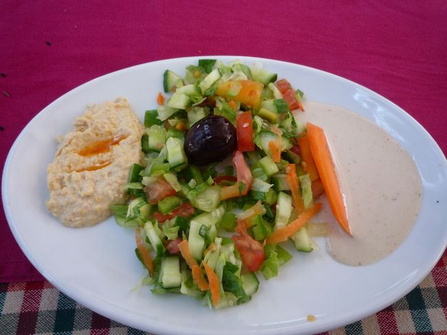 これは、前菜のメゼです。<br />ヨルダンと違って一人一皿に盛り合わせで出てきました。