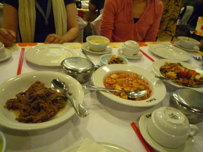 カイロに到着しました。ずっと田舎を旅行してきたので、久しぶりの都会です。<br /><br />ホテルに入る前に夕食です。今日はパンフレットにもあった中華料理です。<br /><br />でもお店は韓国人経営みたいで、ごはんが入っている器とか箸とか・・韓国料理みたいでした。<br /><br />お昼が遅かったのと、量がたっぷりだったので、夕食はそれほど食べれなかったです。