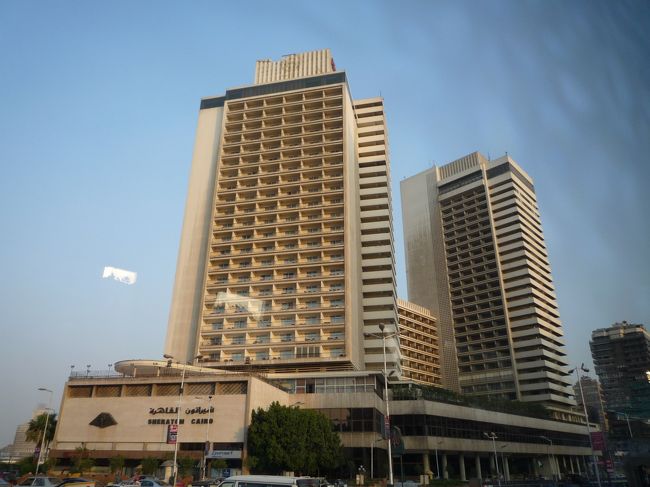 カイロの宿泊はシェラトンです。<br />一応ナイル川が見えるお部屋・・ということです。<br />確かにベランダに出れば見えるか・・<br />でも、私たちはそれほど眺望にはこだわらないので、全然問題ないです。<br />