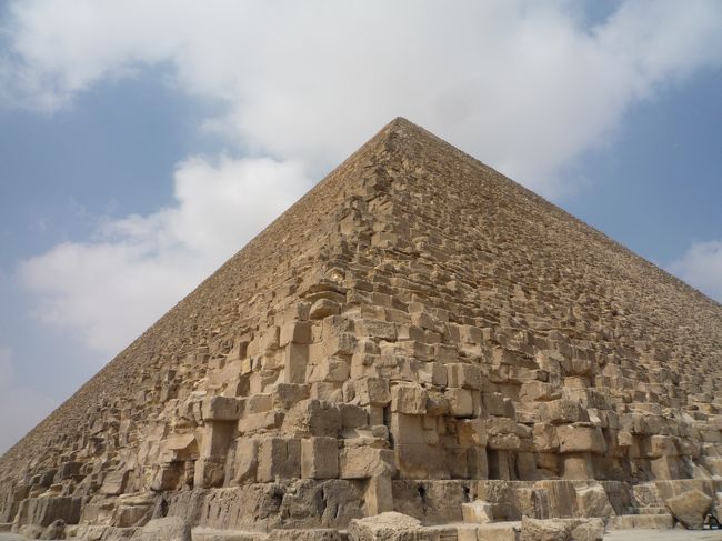 さて、朝食後いよいよピラミッド観光です。<br />実は私だけは20年前に来たことがあったんです。<br /><br />でも20年前の記憶がまったくない・・・こんなだっけ？という印象です。<br /><br />しかしやっぱり大きいですね。すごい！！！<br />ちなみにこのツアーに参加されている方々は半分以上の方がエジプト経験者でした。ピラミッド2回目、3回目、4回目・・とか・・・<br />すごいですね。さすがヨルダンツアーともなると変わった地域に行った方が多かったです。