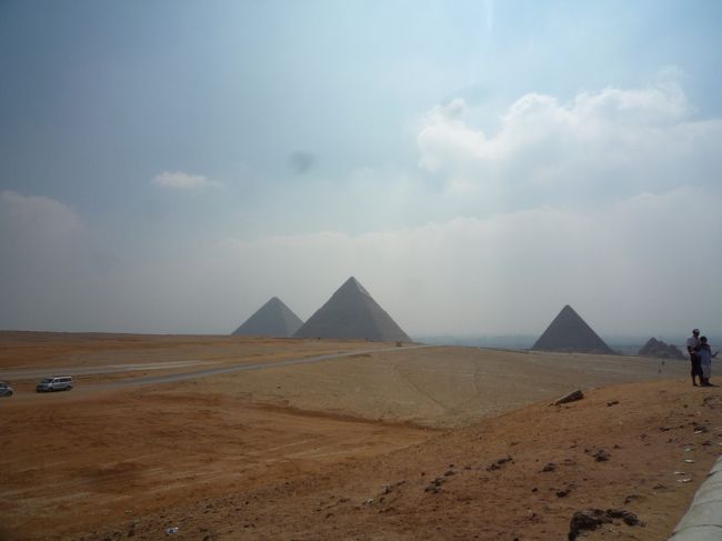 クフ王のピラミッド内を見学後、カフラー王のピラミッドで下車してその後、３つのピラミッドが見えるところまで行きました。<br />クフ王は何度も入ったので、カフラー王のピラミッドに入りたいって人もいたようで。