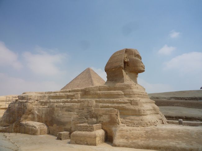 次にスフィンクス観光へ。スフィンクスの目線の先にはピザハットっていうので有名になっちゃいましたね。<br />確かにこの写真を見るとわかりませんが、ほぼほぼ民家に囲まれた感じですね。