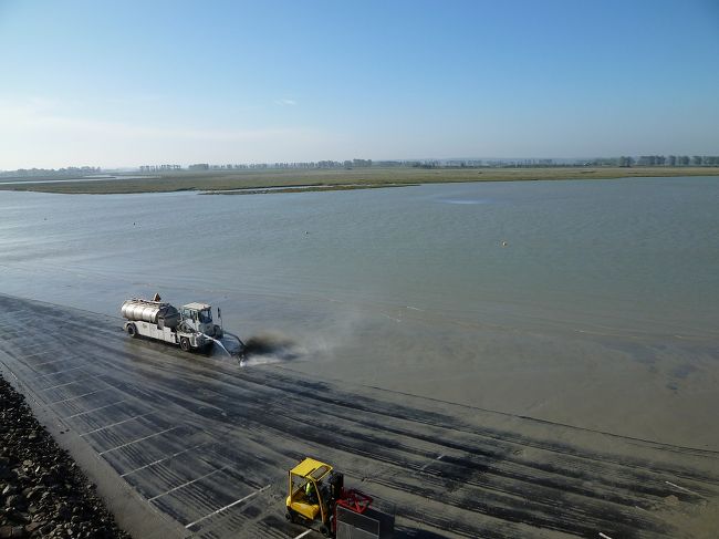 上まで登って、街の外を見下ろすと<br />来た時は満ち潮で海に囲まれていたのに<br />引き潮になっていました。<br /><br />清掃車で砂を掃除している様子が見えました。