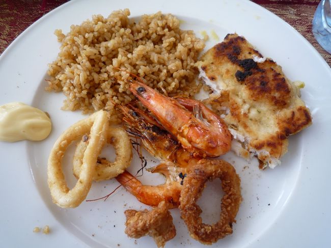 昼食はピラミッドが見えるレストランでした。<br />シーフードいろいろでどれもシンプルでおいしかったです。