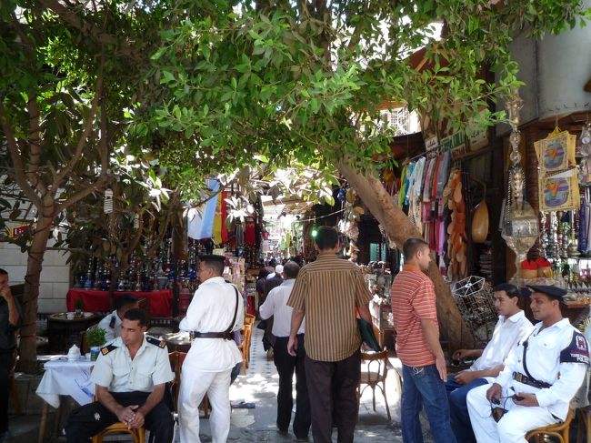 午後はハンハーリ市場と国立博物館です。<br />まずはハンハーリ！！1時間くらい自由行動でしたが、時間がたりませんね〜。こういった市場関係は一日あってもいいくらい。<br /><br />象形文字がかける定規、友達の子供に買えばよかったな〜。空港では見つからなかった・・・