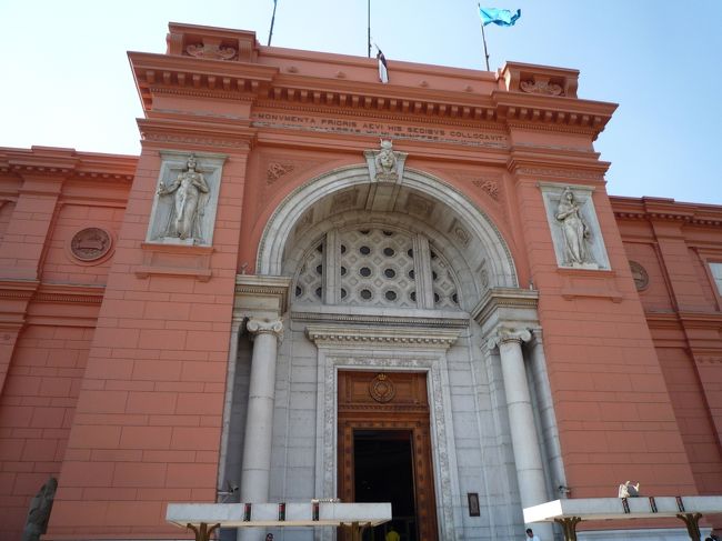 国立博物館観光。<br />メインはツタンカーメンの黄金のマスク。<br /><br />20年前に来た時には、ちょうどマスクは日本に行ってました。<br />今回初めてのご対面。<br /><br />一通りメインを説明してもらってから、1時間程度自由。<br /><br />我々は下調べもしていなかったので、あんまり興味もなく・・・出たところの広場でお茶してました。