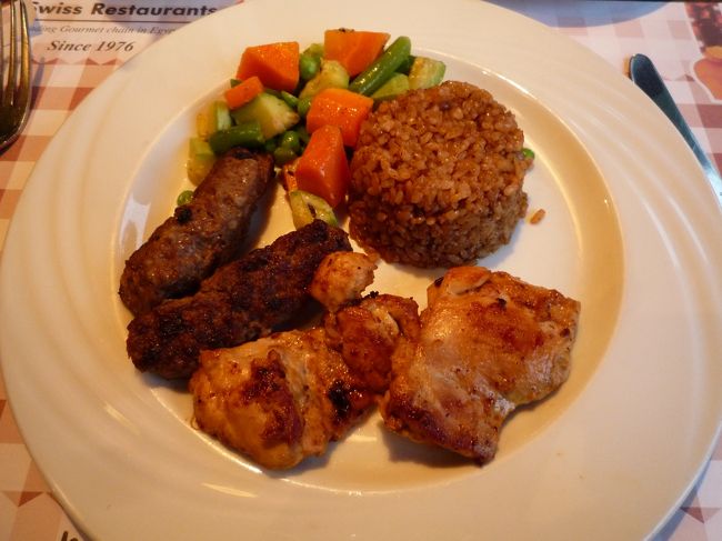 お肉のグリル。鳥もつくねみたいのもすごくおいしかったです。<br />量も適当でした。<br /><br />帰りにバスでスーパーの前で下していただいて、ちょっとだけ現地のスーパーでお土産買いました。