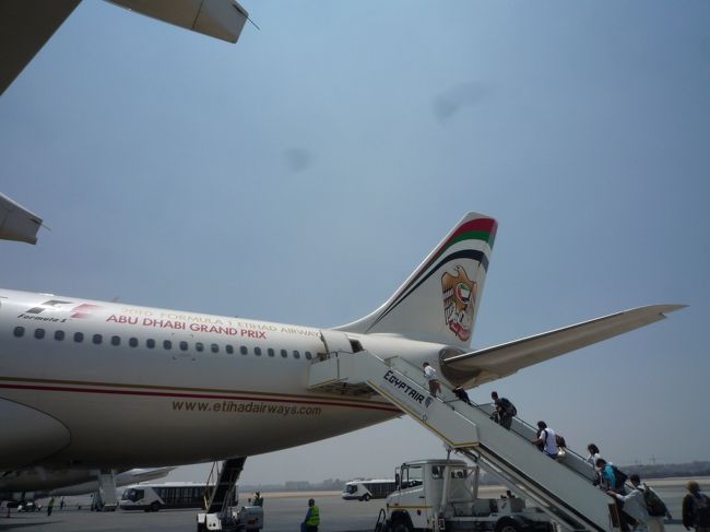 カイロ空港のチェックインに時間がかかったのの、マックに寄っていたので、あんまり買い物する時間がありませんでした。<br />あわててアブダビ行きのエディハド航空へ乗り込みます。