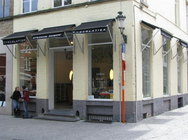 聖母教会の脇の道を直進していった右手の角のブルージュで美味しいと評判のチョコレート屋｢ＤＵＭＯＮ｣