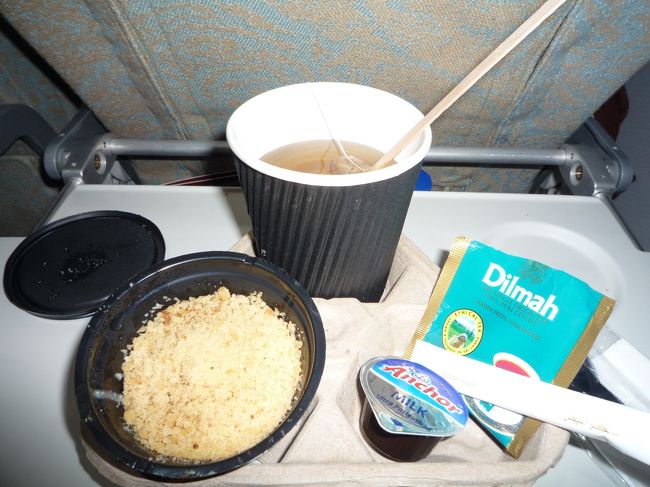 エディハド航空の驚いたところ！<br />なんとデザートは別のトレーで出てくる。料理を下げてから、お茶と一緒に配られます。これはちょっと優雅な気持ちになりますね。