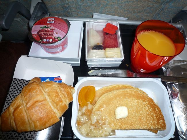 機内食第3弾。<br />日本到着前の朝食です。<br /><br />さて、これでヨルダン・エジプト旅行も終わりました。<br />今回は添乗員さん、ツアーの参加者のみなさんに恵まれて本当に本当に楽しい旅行でした。<br />ペトラ遺跡やシナイ山など歩くことが多くても、みんなで励ましあって助け合って進みました。添乗員さんも一緒になって楽しむ方でしたので、みんなが一つになって本当に楽しかったです。<br /><br />ＪＴＢさんありがとうございました。
