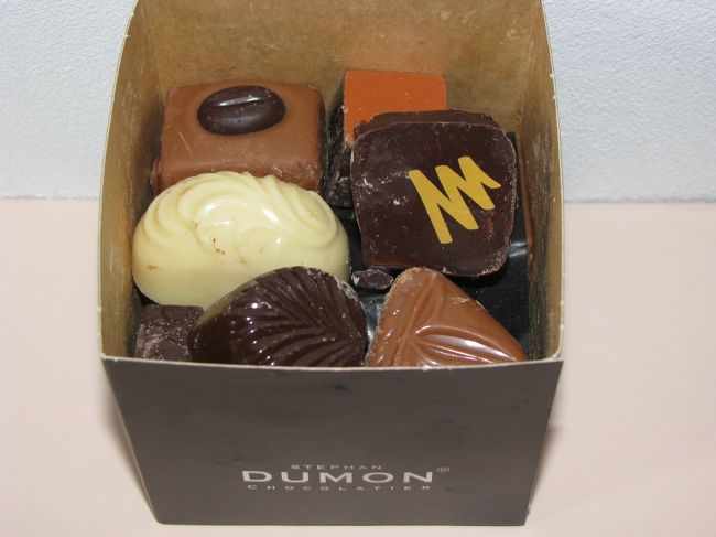 ｢ＤＵＮＯＮ｣の２５０ｇのパック　　７ユーロ<br />チョコレートが３層に詰められています