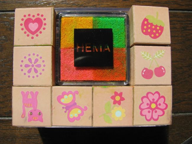 いろいろな可愛いデザインのスタンプ　孫娘用<br />真中は４色のスタンプ盤で２種類入っています