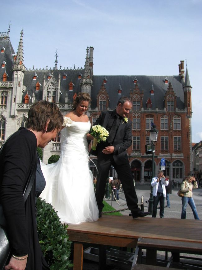 花嫁、花婿が壇上に出てきて愛のキスをしていました