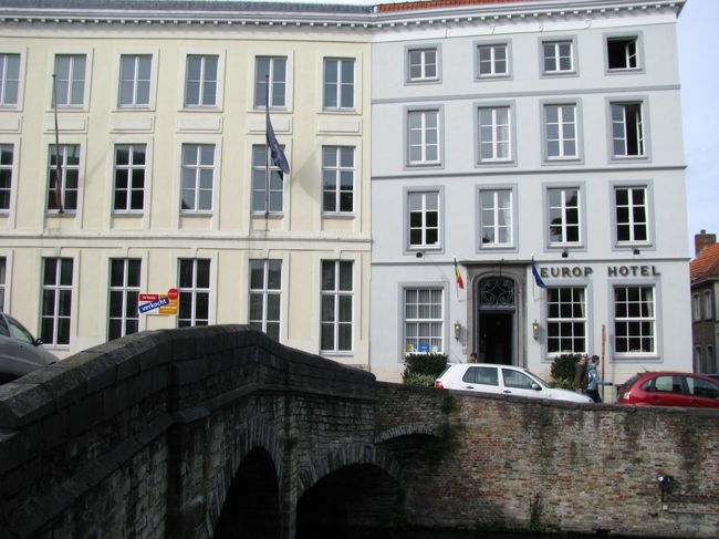 運河に掛かった橋の向こうが宿泊するホテル｢Europ Hotel｣