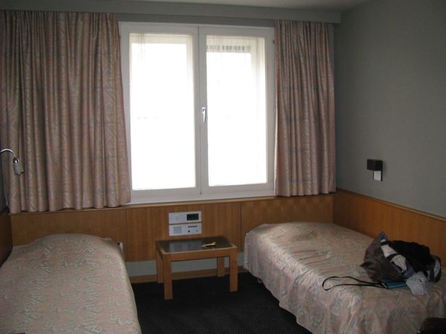 Standard Twin Room<br />照明は暗めですが部屋は広くバスつきの部屋です。