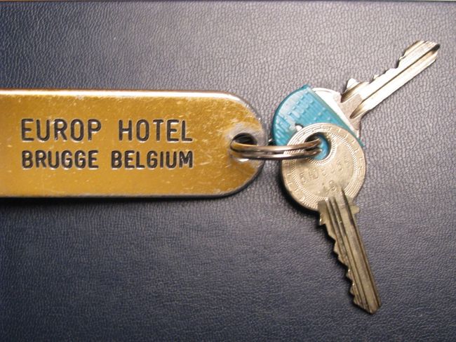 レセプションでチェックインすると２つの鍵についたルームキーを渡されました。<br />２つのキーのうち緑色の印のついた鍵は夜の１０時以降にホテルに戻った人が玄関を開けるキーだとマダムが教えてくれました