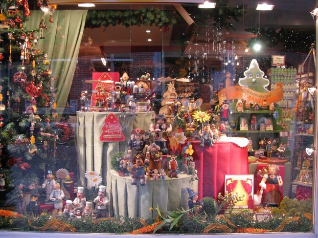おとぎの国のように飾られたショーウインドー