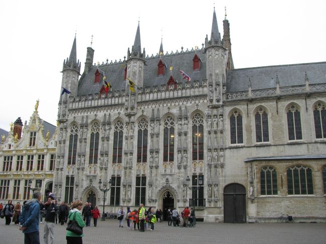 ブルグ広場の市庁舎はいつ見ても豪華です